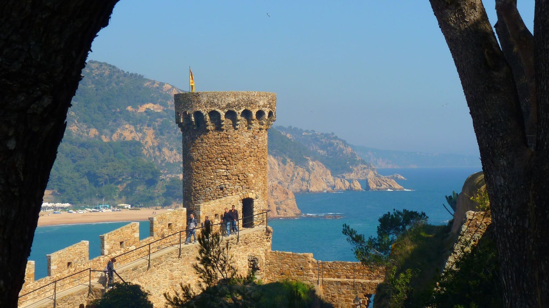 El castillo de España con acceso directo a la playa que es una auténtica pasada