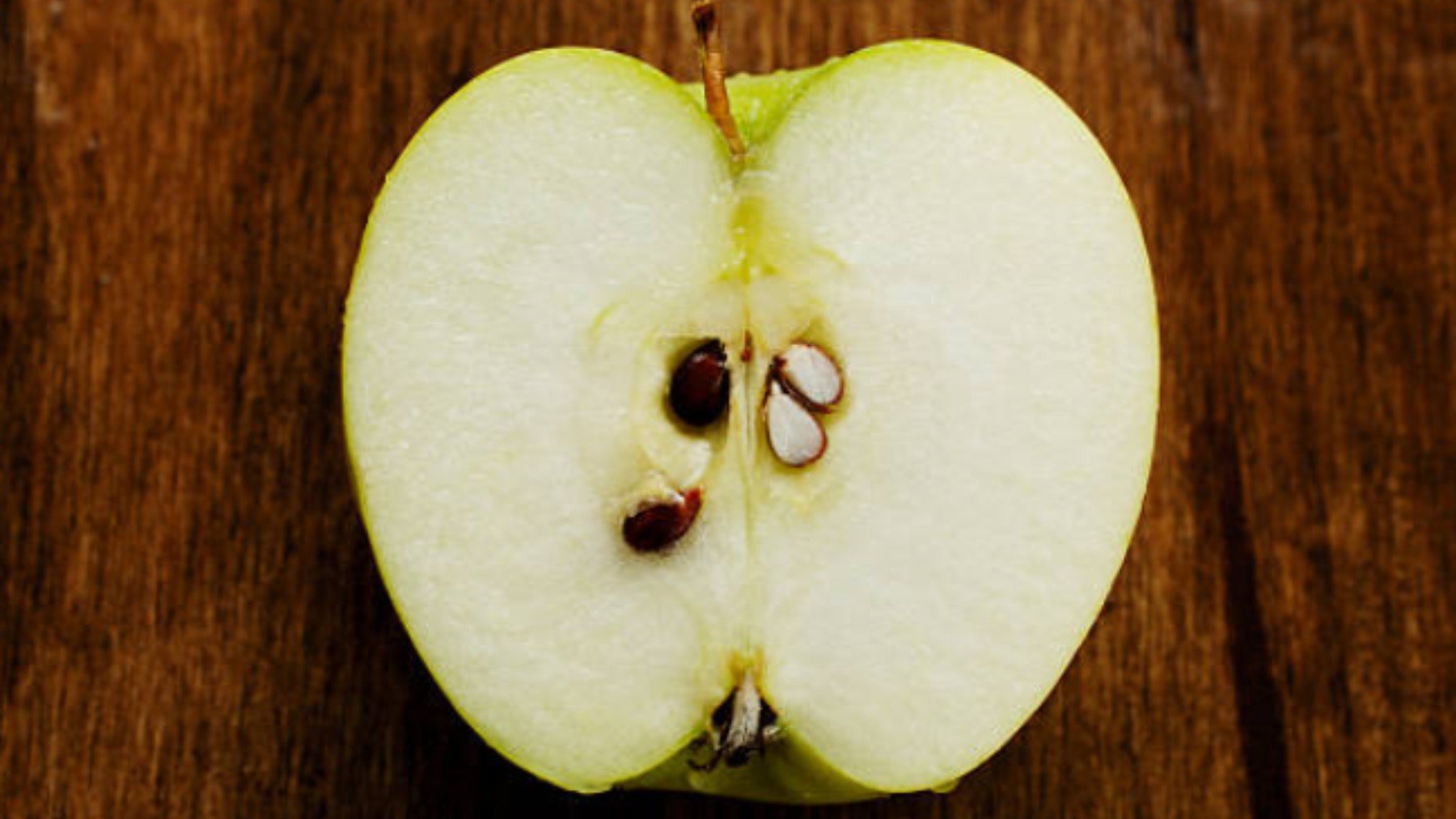 El peligro de comerte esta parte de la manzana: podrías envenenarte