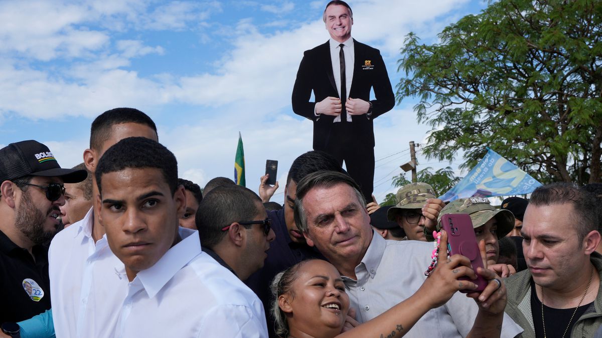 El presidente Bolsonaro abre el grifo del dinero público para arrancar a Lula votos entre los pobres