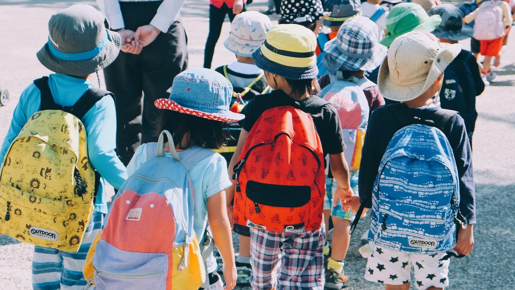 El sorprendente motivo por el que los niños japoneses no caminan como los demás