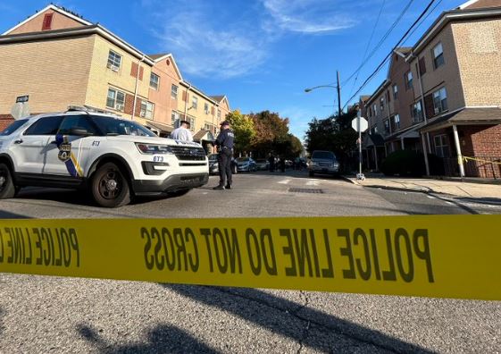 Enfrentamiento a tiros deja tres oficiales del SWAT heridos y al sospechoso muerto en Filadelfia