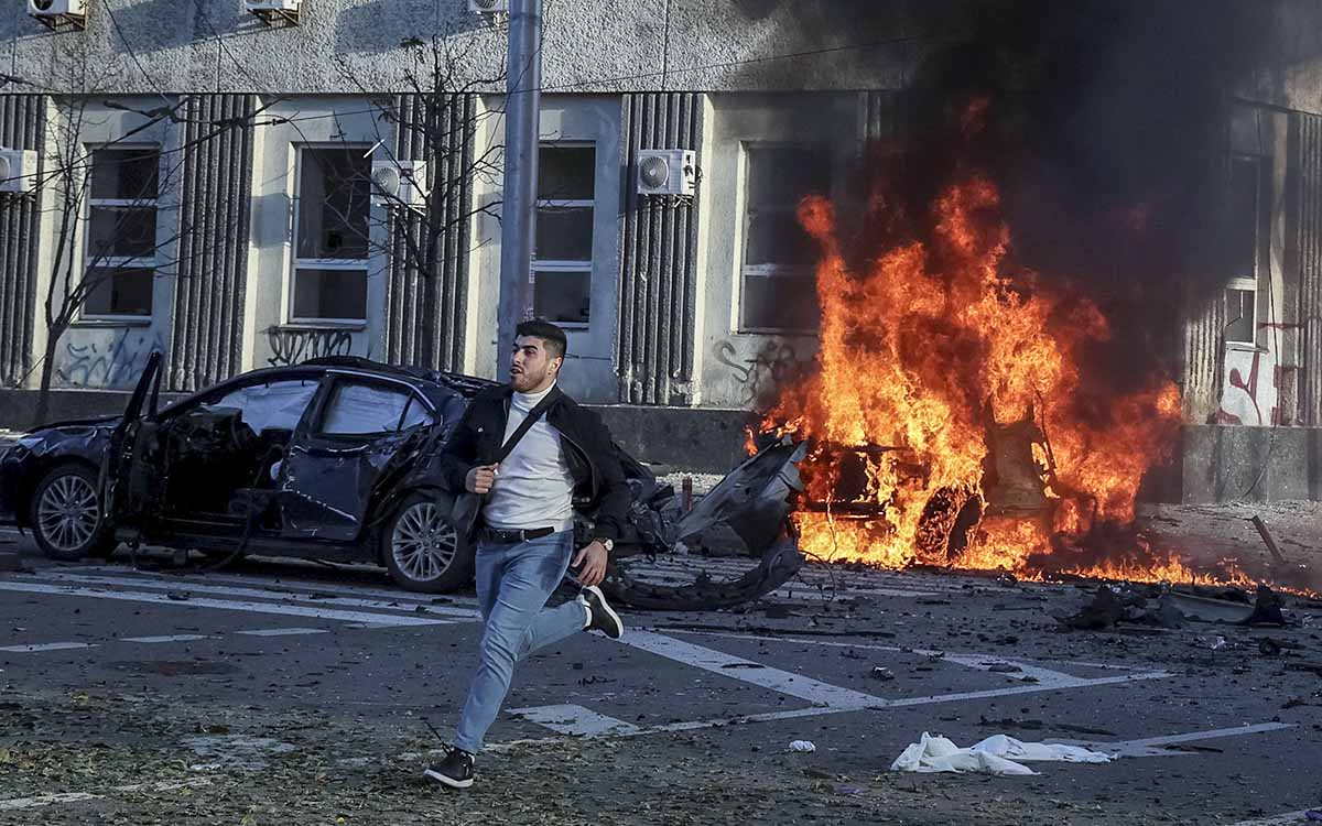 Estados Unidos pide a sus ciudadanos abandonar Ucrania tras los últimos bombardeos de Rusia