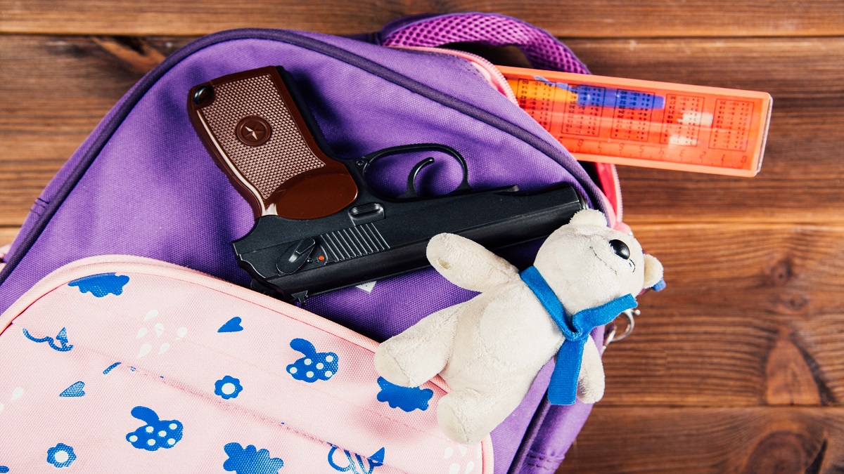 Estudiante de tercer grado descubre en la escuela que traía el arma del padre en su mochila
