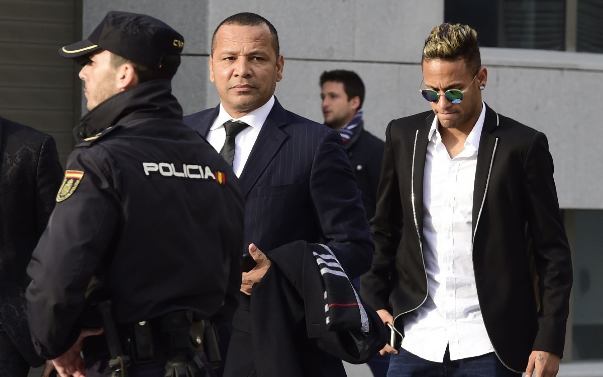 Exabogados de FIFA dicen que el fichaje de Neymar al Barcelona cumplió las normas