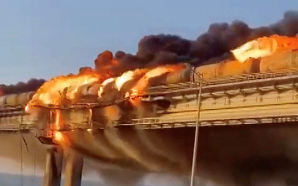 Explosión en puente que conecta Rusia con la península de Crimea cobra tres vidas | Videos