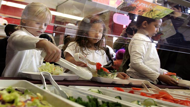 Funcionarios escolares urgen reactivación de programa de comidas gratuitas