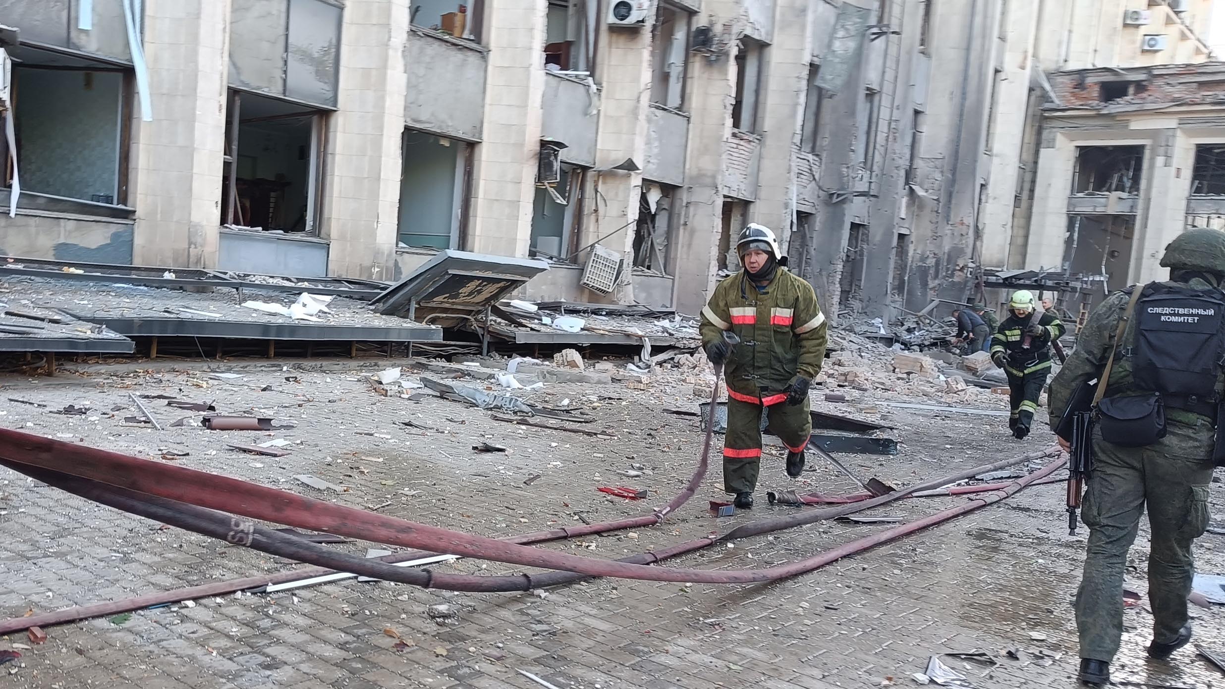 Funcionarios prorrusos culpan a Ucrania de un ataque con cohetes al edificio municipal de Donetsk