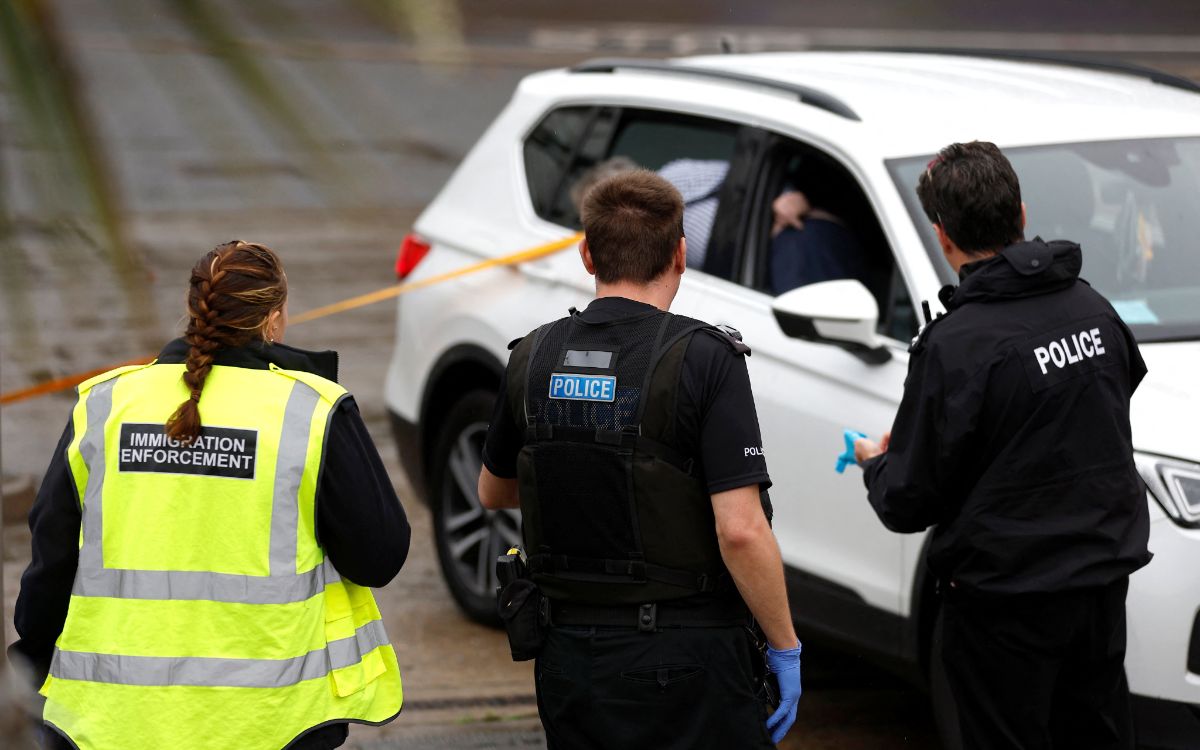 Hombre lanza bombas molotov a centro de migrantes y se suicida en Inglaterra