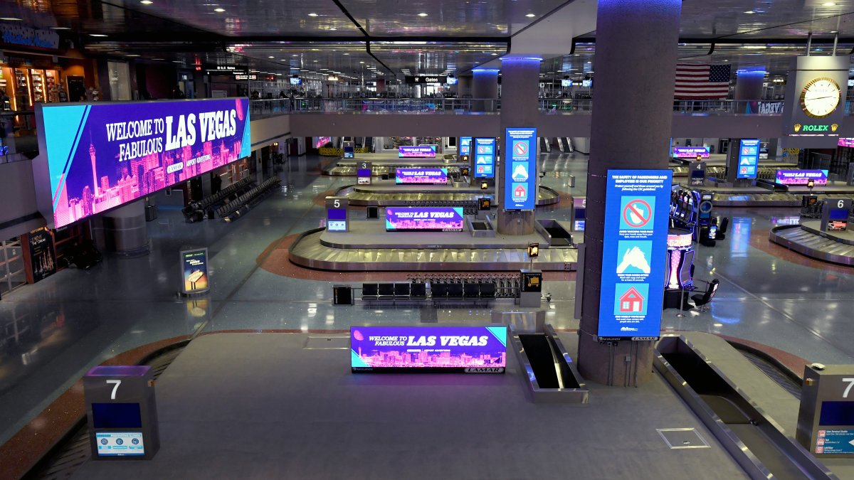 Hombre vestido de mujer hace amenaza terrorista en el aeropuerto de Las Vegas, dice la policía