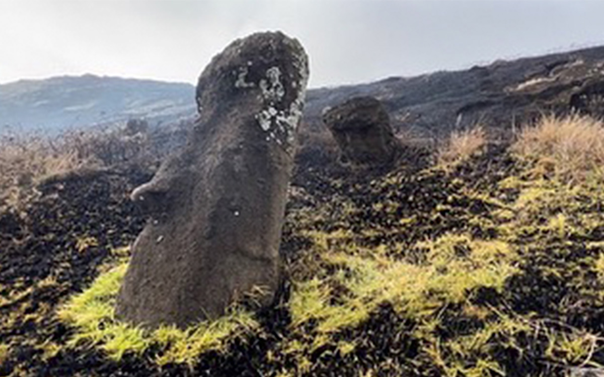 Incendio provoca ‘daño irreparable’ en la Isla de Pascua; el fuego alcanzó a los moai