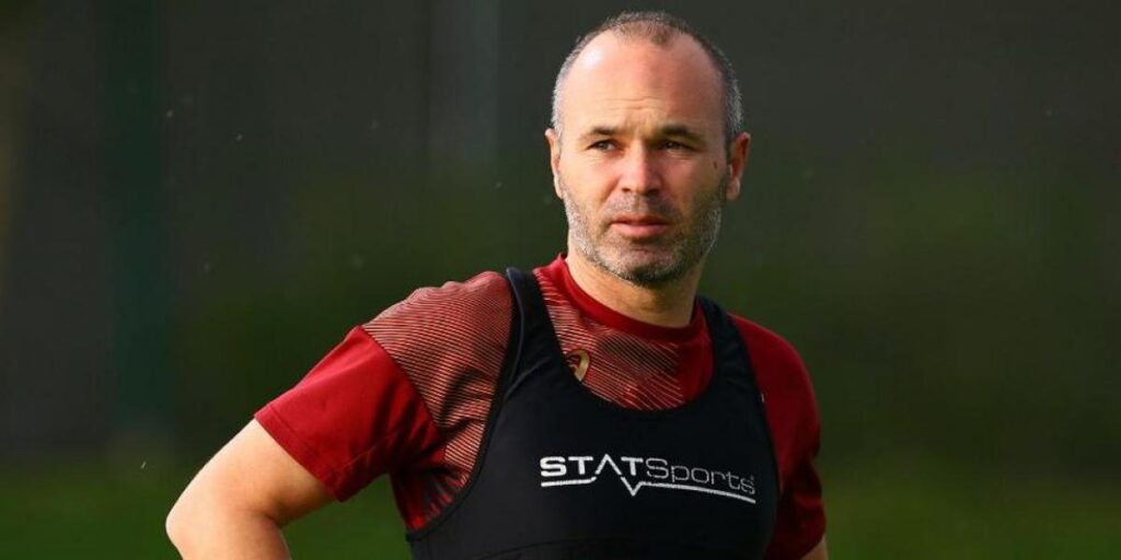 Iniesta se 'moja' sobre quién ganará LaLiga y no descarta volver al Barça