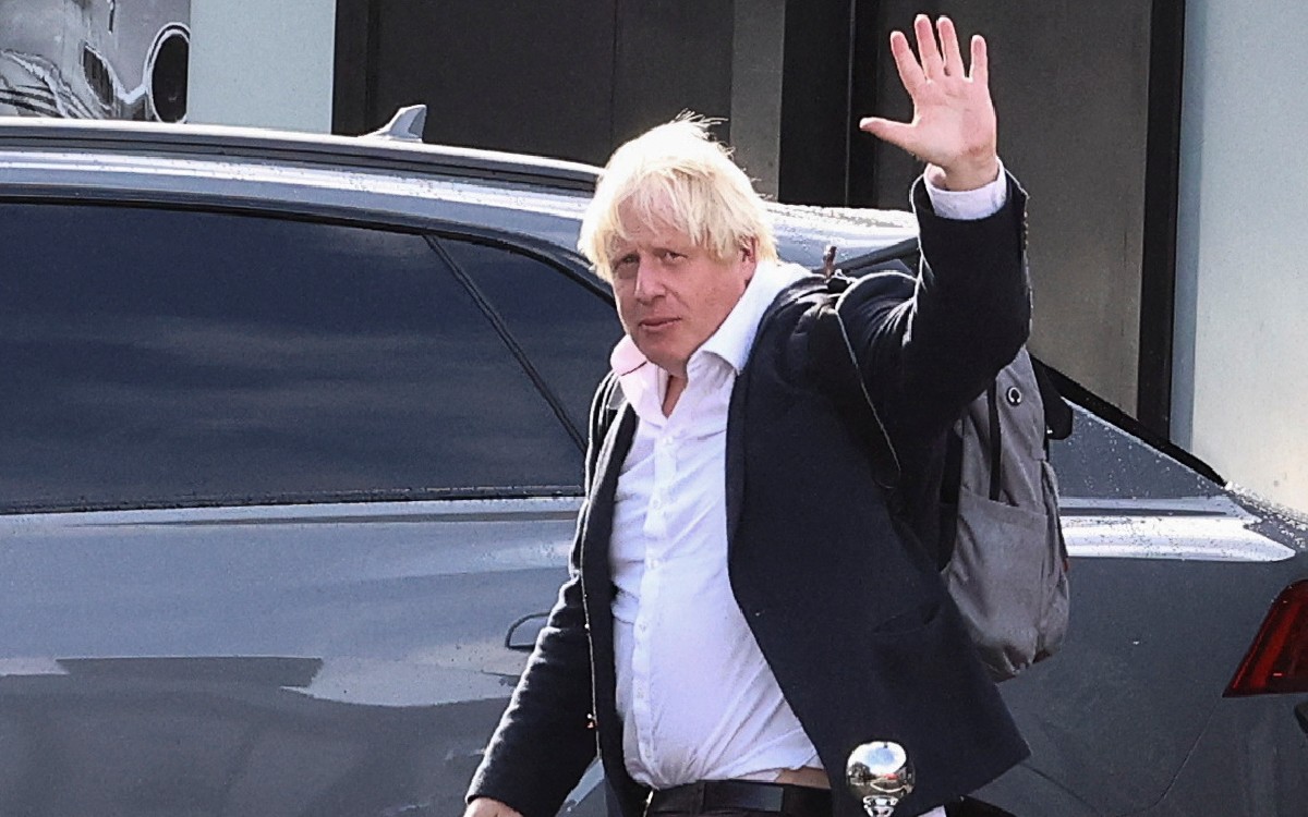 Johnson está de regreso en Reino Unido; apuesta por un rápido regreso político
