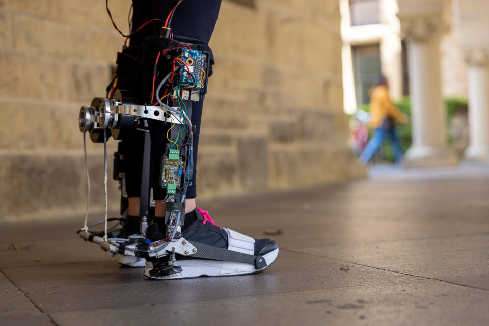 La bota robótica de Stanford brinda a los usuarios un impulso de movilidad personalizado