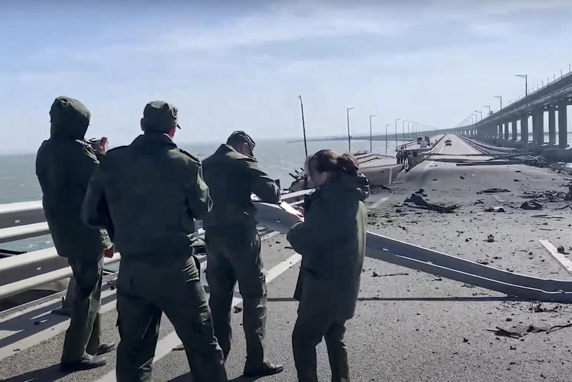 “La joya de Putin”: explosión destruye parte del puente que une Crimea con Rusia