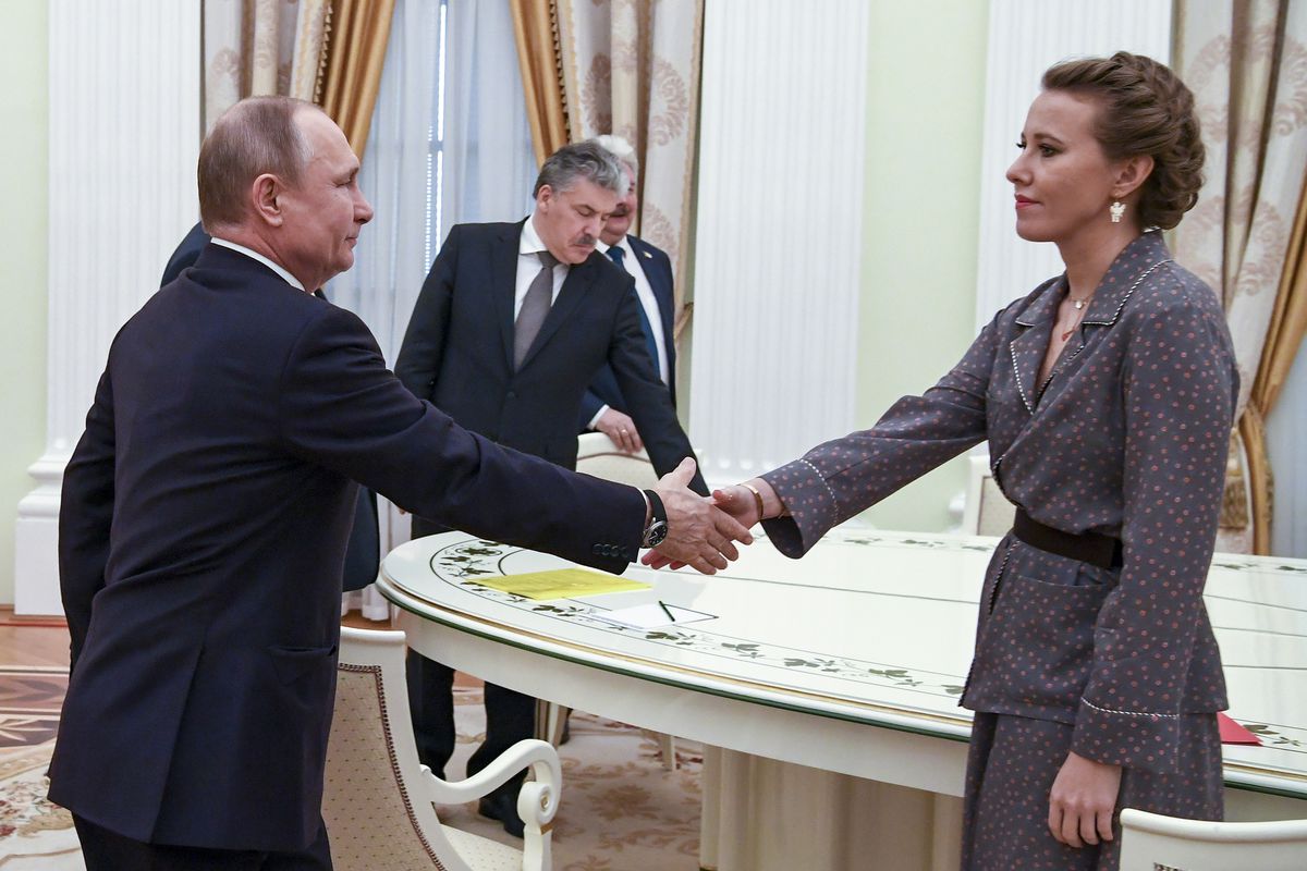La periodista Ksenia Sobchak, hija del mentor de Putin, abandona Rusia