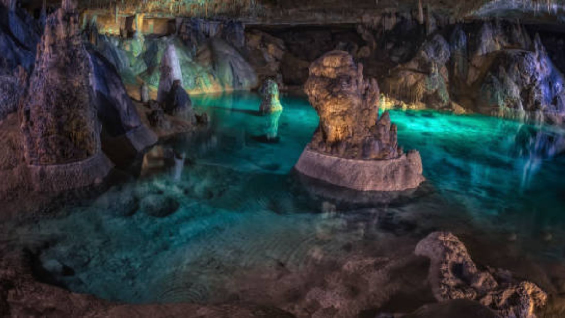 La sorprendente cueva española a la que solo se puede llegar atravesando un bosque encantado