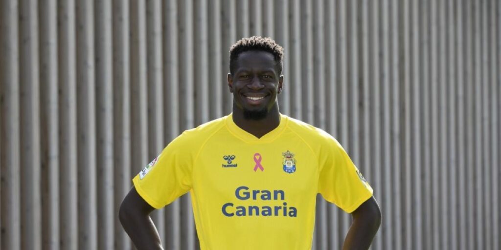 Las Palmas subastará sus camisetas a favor de la lucha contra el cáncer de mama