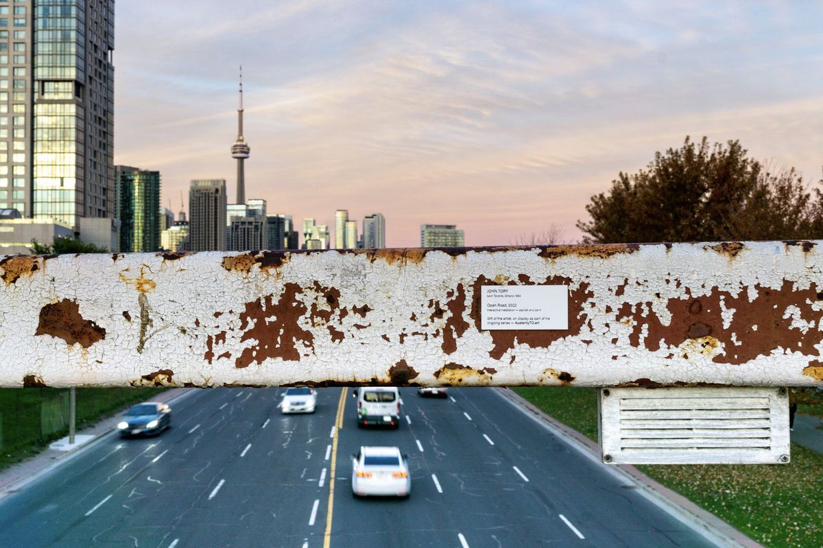 Las falsas instalaciones artísticas que denuncian el deterioro de Toronto