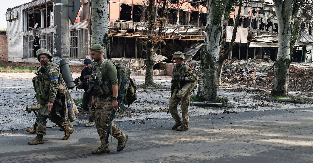Las fuerzas de Ucrania retoman Lyman, una ciudad estratégica, mientras los rusos se retiran