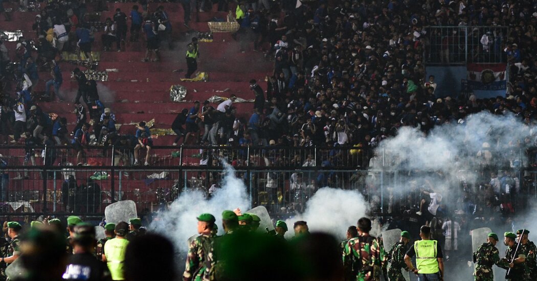 Las muertes en el estadio de fútbol de Indonesia hacen que la policía se centre de inmediato