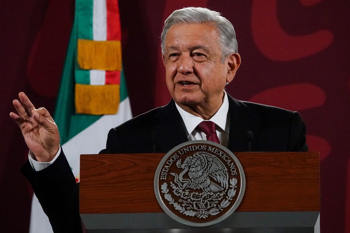 López Obrador llama a la unidad en medio del pleito entre Monreal y Sansores