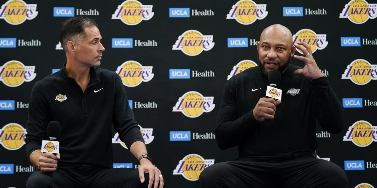 Rob Pelinka y Darvin Ham pasan revista de los Lakers