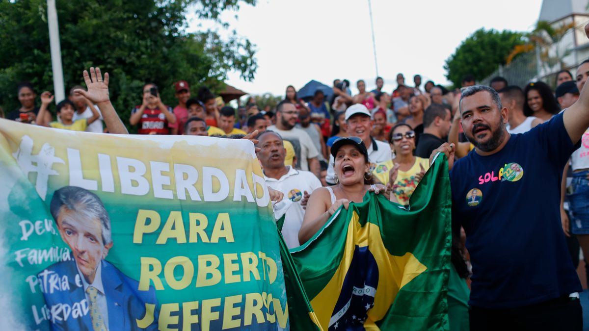 Los disparos de un exdiputado aliado de Bolsonaro elevan el temor a episodios de violencia en las elecciones brasileñas