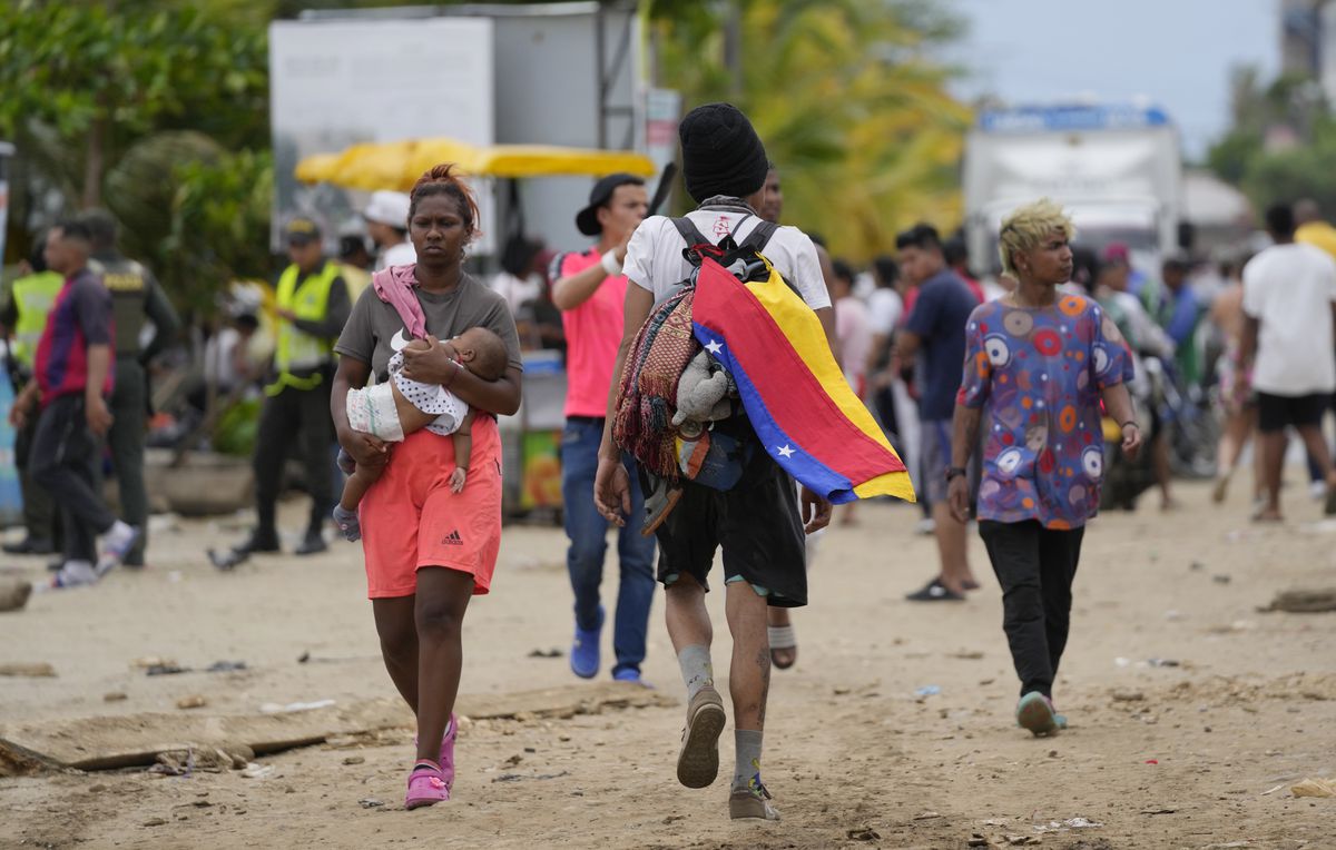 Los migrantes venezolanos en Necoclí ponen su vida en manos de Biden
