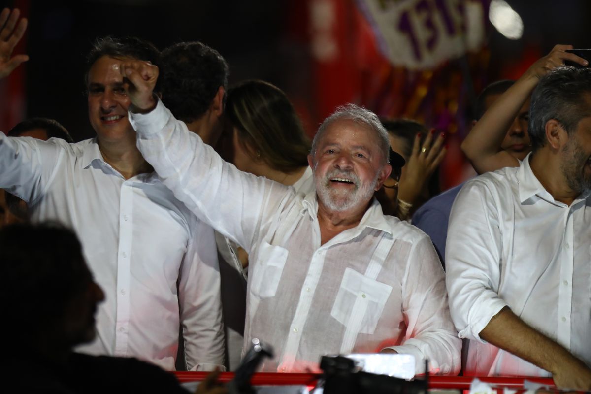 Lula y Bolsonaro apuran el último día de mítines con paradas en varios estados