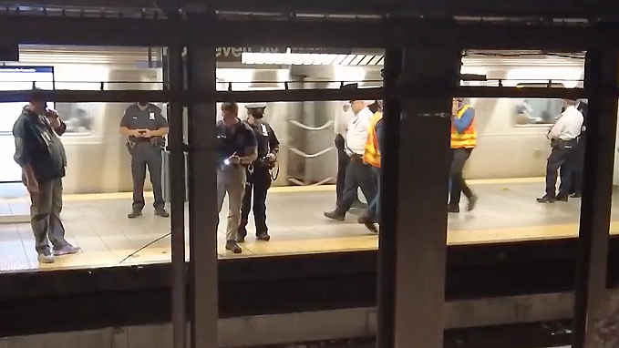 Metro atropella a hombre en estación de Queens