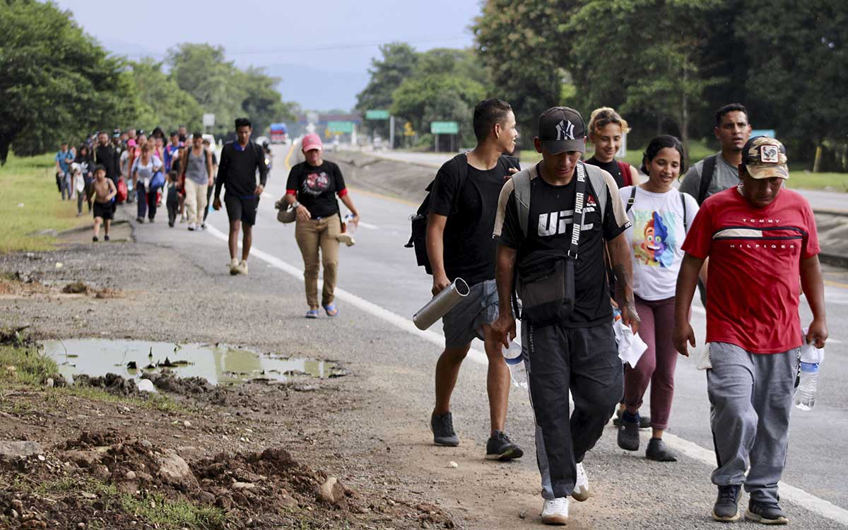 México advierte a migrantes venezolanos: Si forman caravanas no podrán entrar a EU