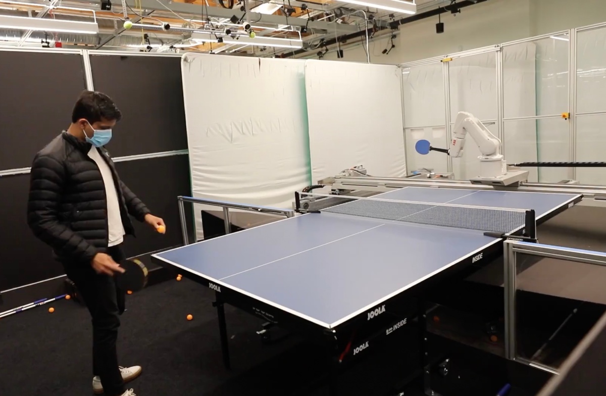 Mira al robot de ping pong de Google lograr un rally de 340 hits