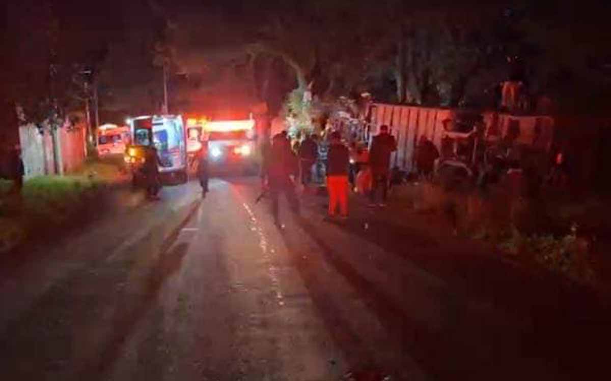 Morelos: Cuatro fallecidos y 36 heridos por volcadura de camión que transportaba a grupo musical