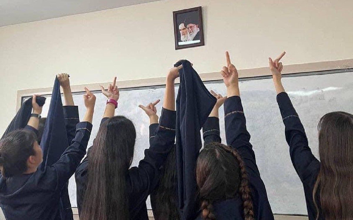 ‘Muerte al dictador’: alumnas iraníes se quitan el hiyab en protestas contra el gobierno | Videos