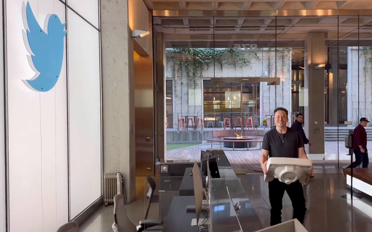 Musk se nombra ‘Chief Twit’; ‘asimílalo’, dice al visitar oficinas centrales de Twitter