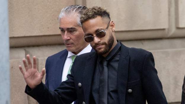 Neymar: el delantero brasileño le dice a la corte que no participó en las negociaciones sobre el fichaje del Barcelona