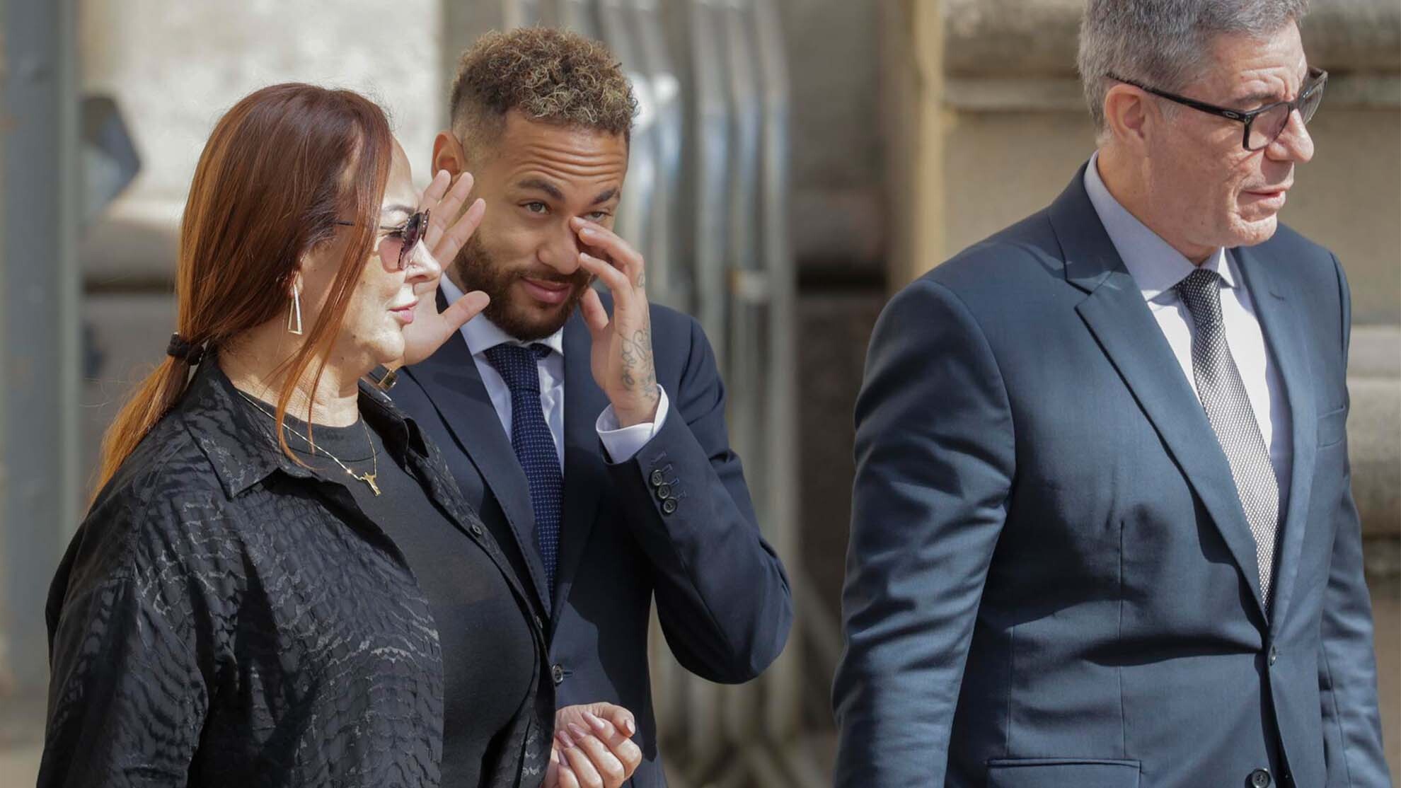 Neymar testifica en juicio por fraude en fichaje del Barcelona antes de regresar a París