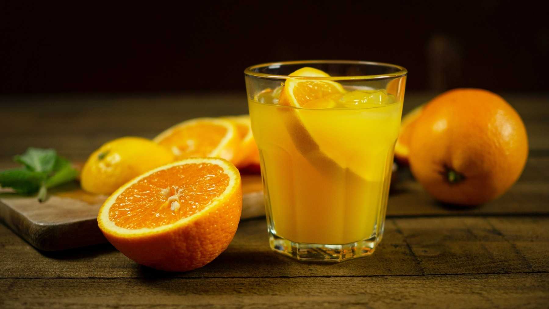 Nunca hagas esto con el zumo de naranja: la advertencia de los expertos