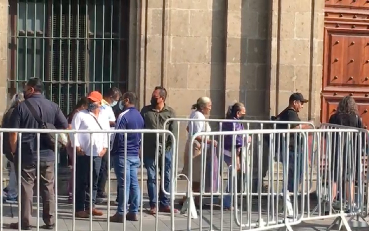 Padres de los 43 normalistas de Ayotzinapa llegan a Palacio Nacional a reunirse con AMLO