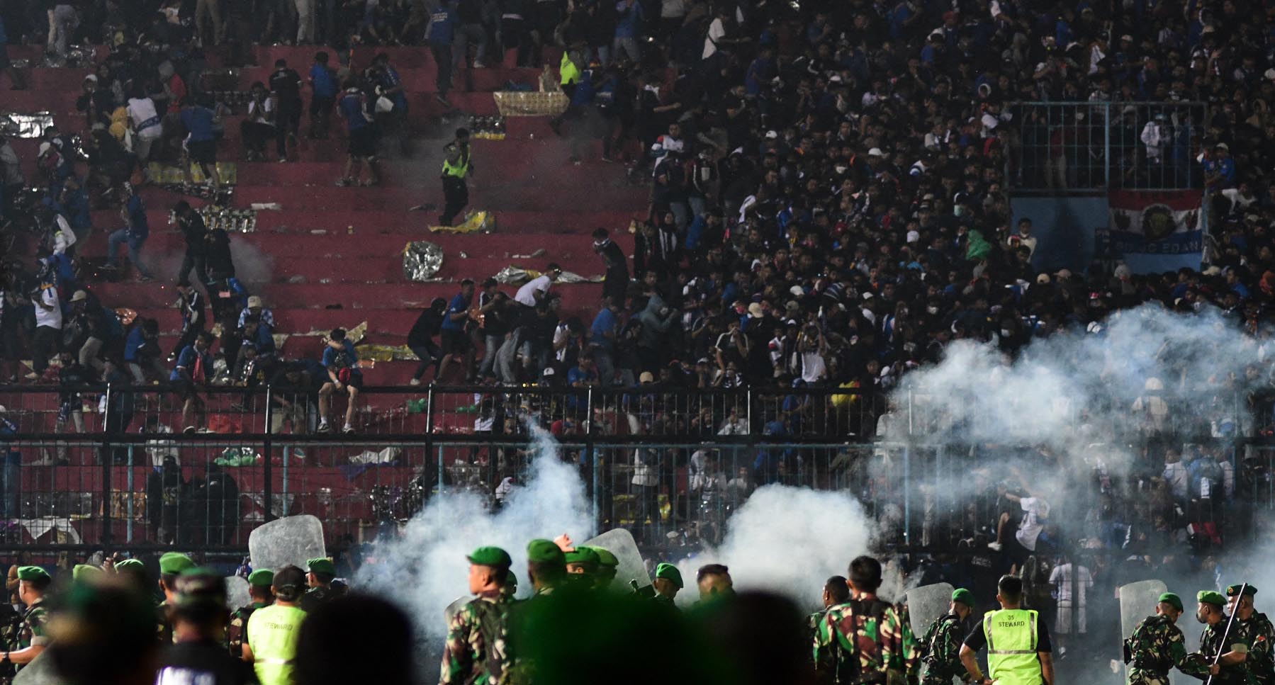 Pánico en Indonesia: mueren más de 120 personas en estampida en partido de fútbol