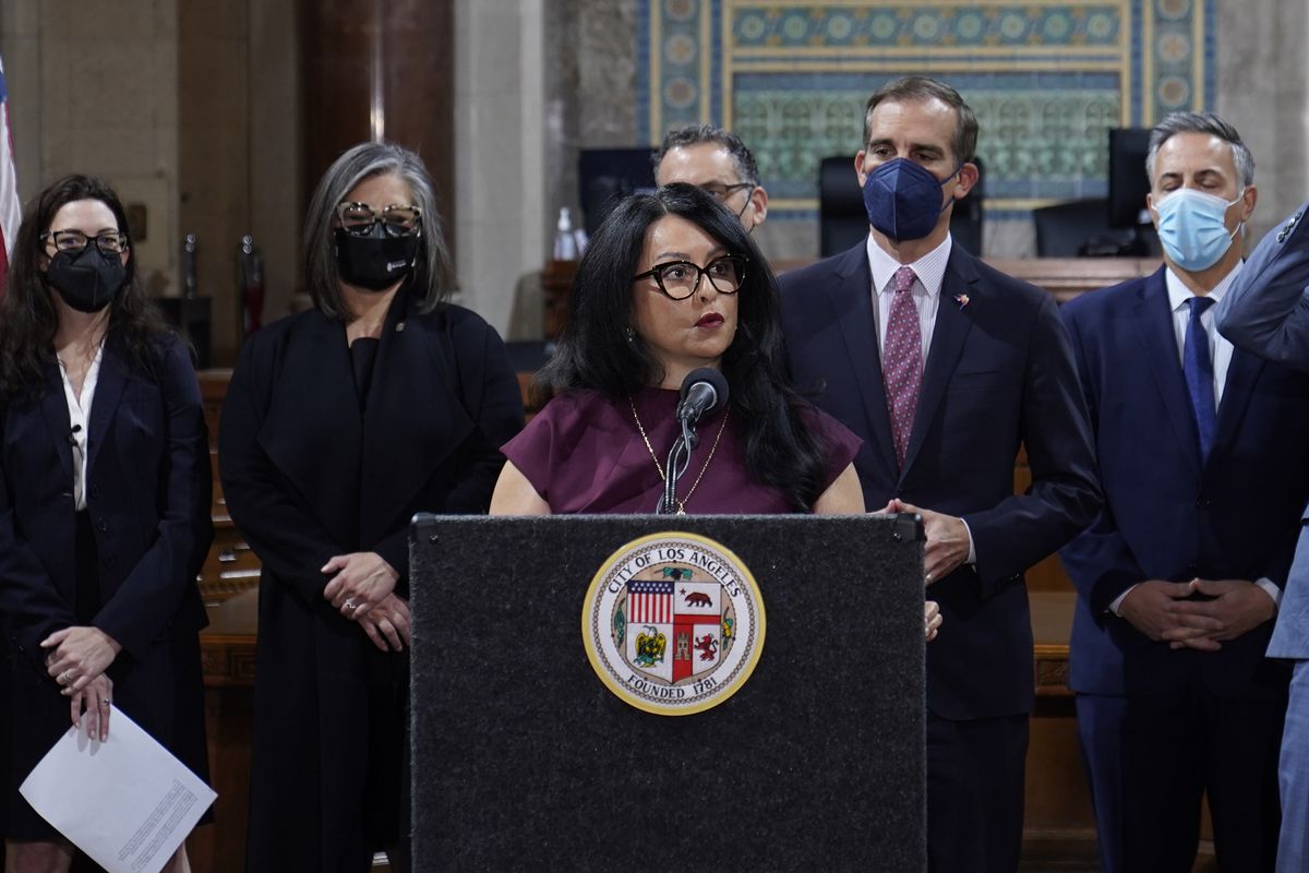 “Parece changuito”: los dichos racistas de tres políticos latinos desatan el escándalo en Los Ángeles