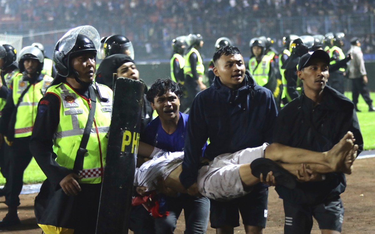 Piden dimisión de la directiva de la liga de Indonesia tras estampida que dejó 174 muertos