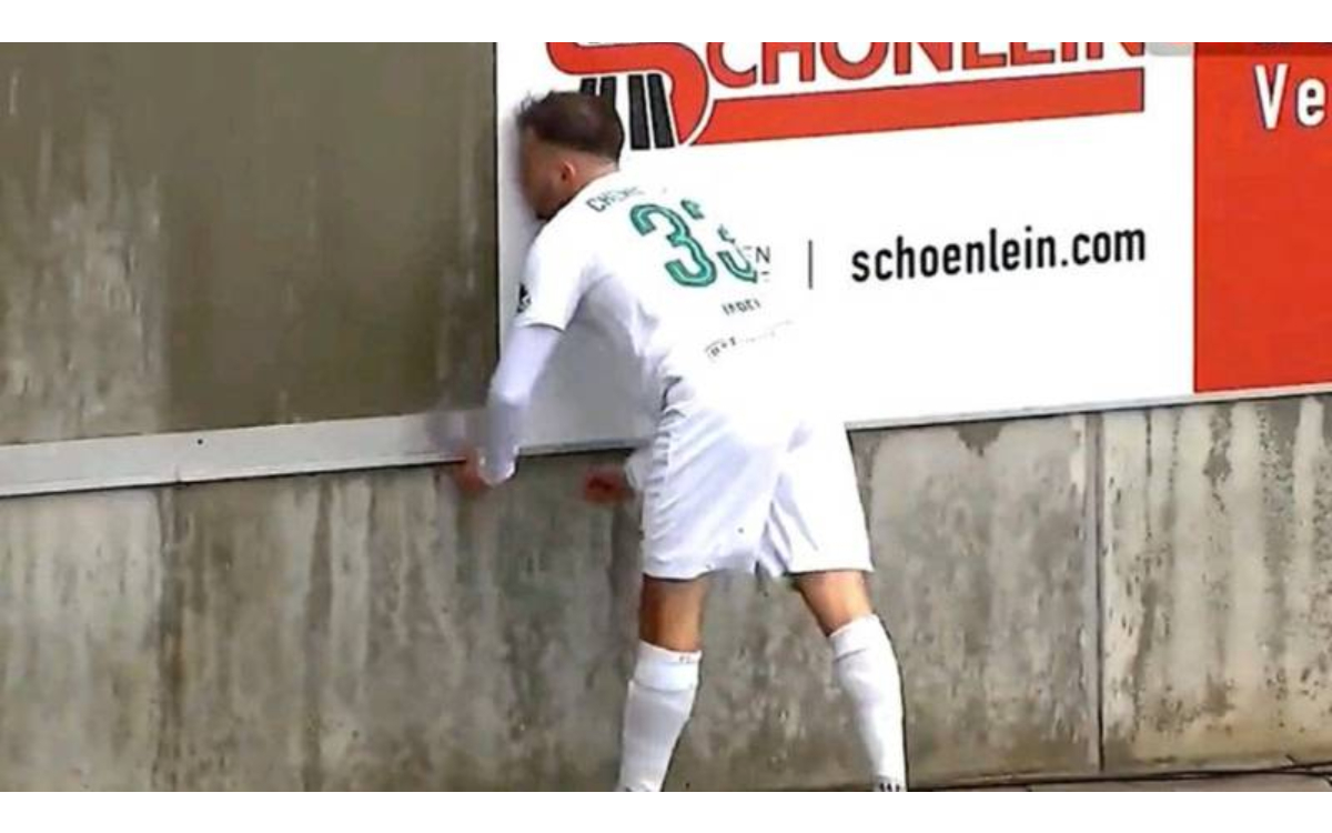 Queda futbolista alemán inconsciente tras violento impacto contra un muro | Video