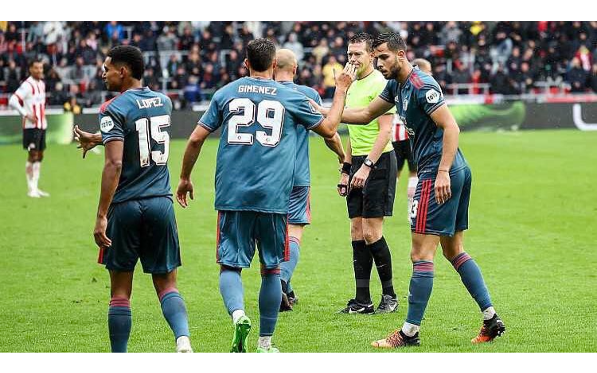 Sufre 'Chaquito' injusticia en la Eredivisie: gol anulado y amonestación | Video