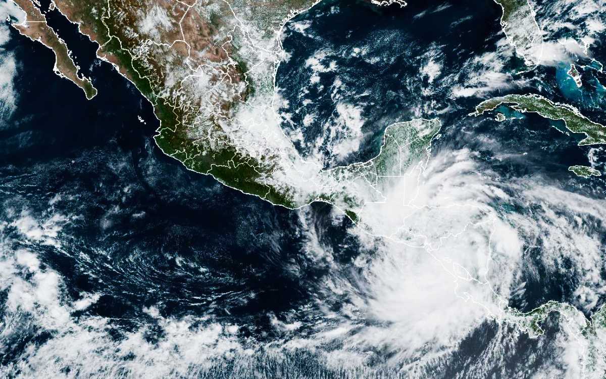 Tormenta tropical avanza sobre Centroamérica y va contra el sureste de México