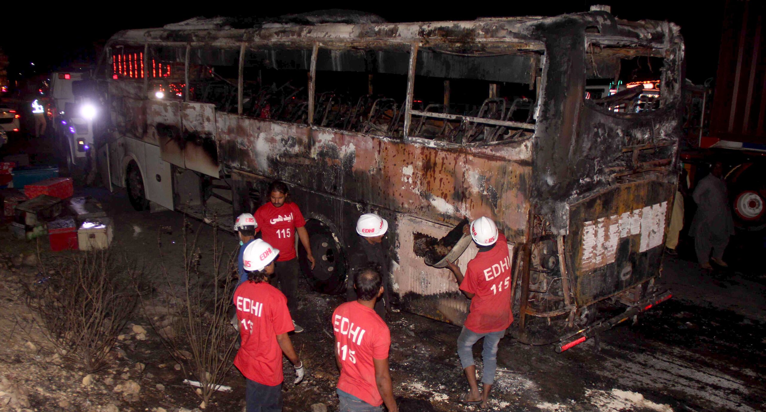 Tragedia en Pakistán: mueren al menos 20 pasajeros en un incendio de autobús