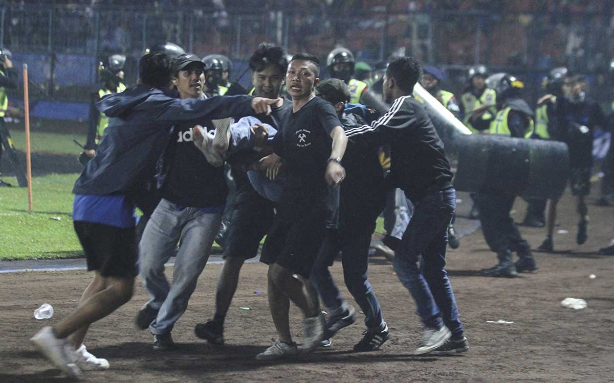 Tragedia en el futbol: Aumentan a 174 los muertos en estadio de Indonesia | Video