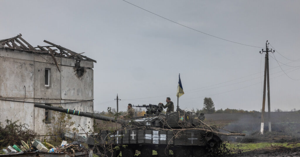 Tropas ucranianas cazan a rezagados rusos desmoralizados en ciudad incautada