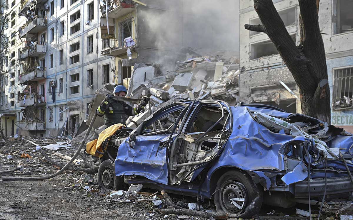 Ucrania: Al menos 17 muertos por un bombardeo ruso en una zona residencial de Zaporiyia