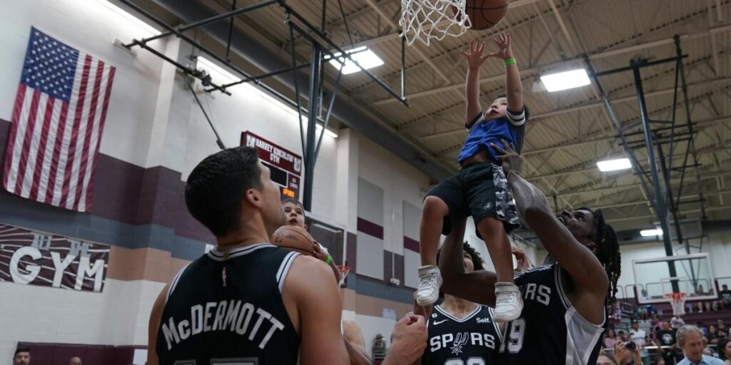 Un entrenamiento para los Spurs, un gran gesto para la comunidad de Uvalde